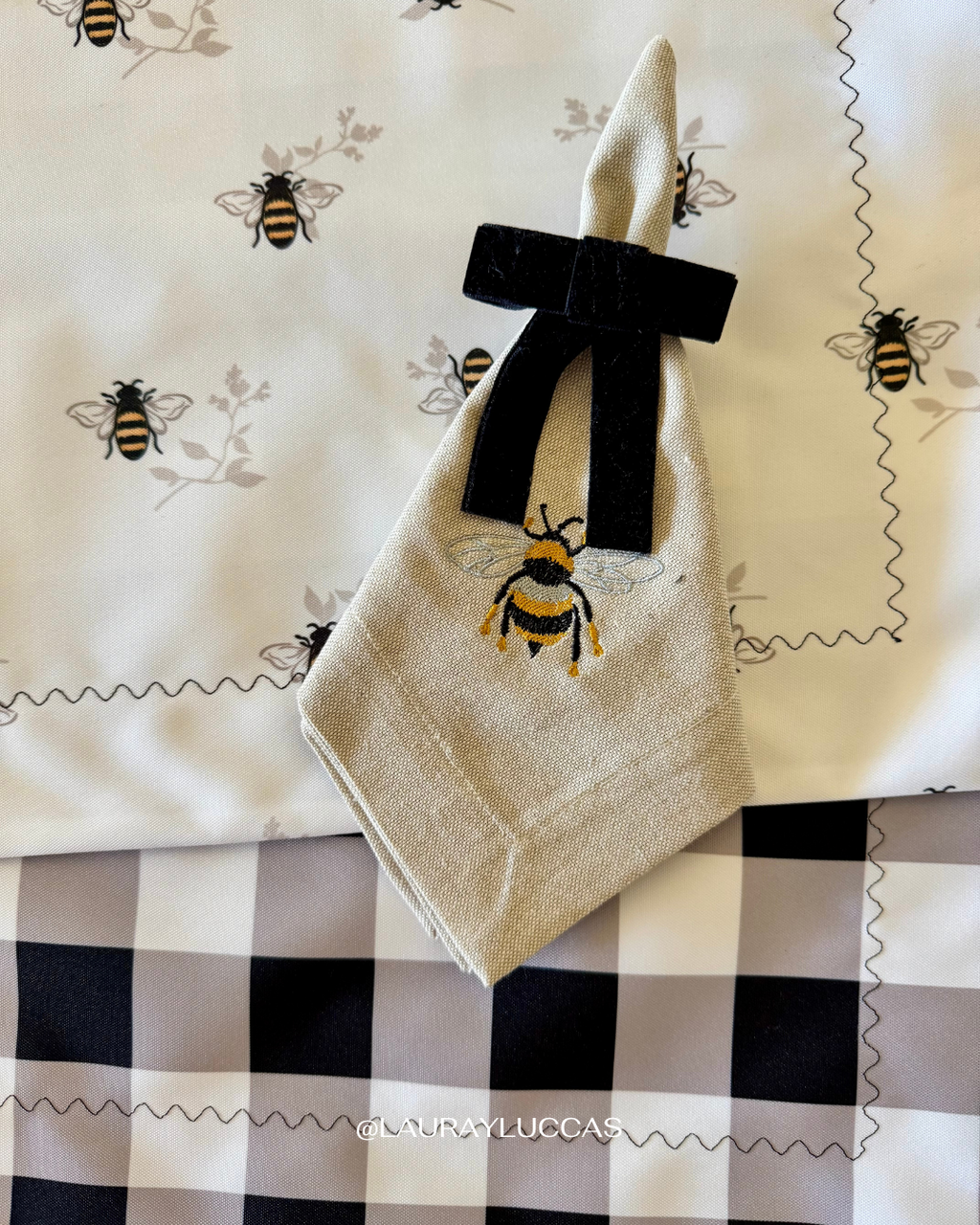 Servilleta de Tela en lino bordada Abeja Dorada