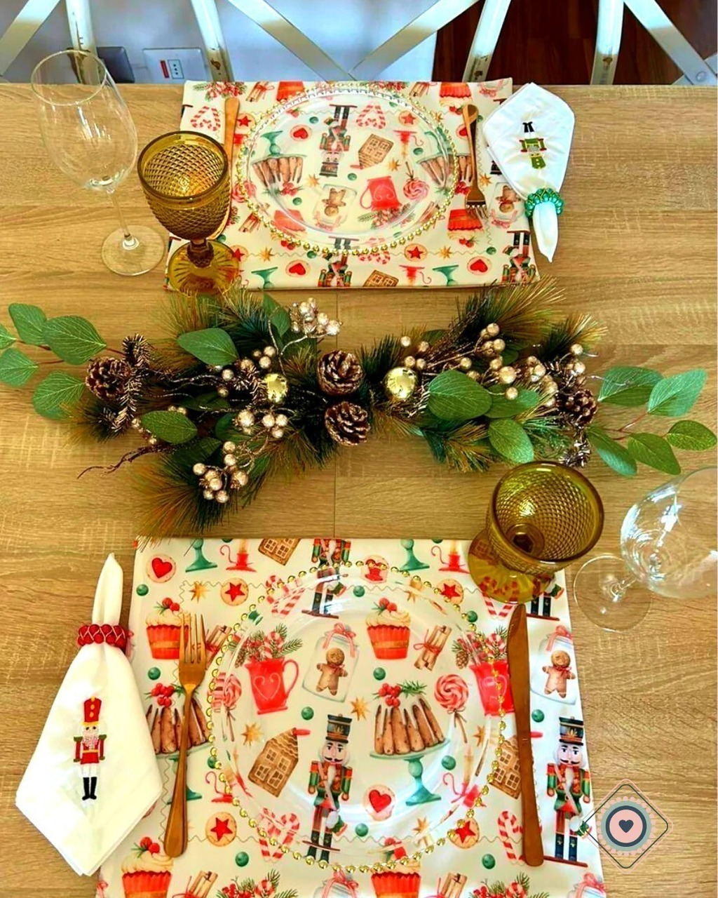 Servilleta de Tela Bordada color blanco Cascanueces rojo