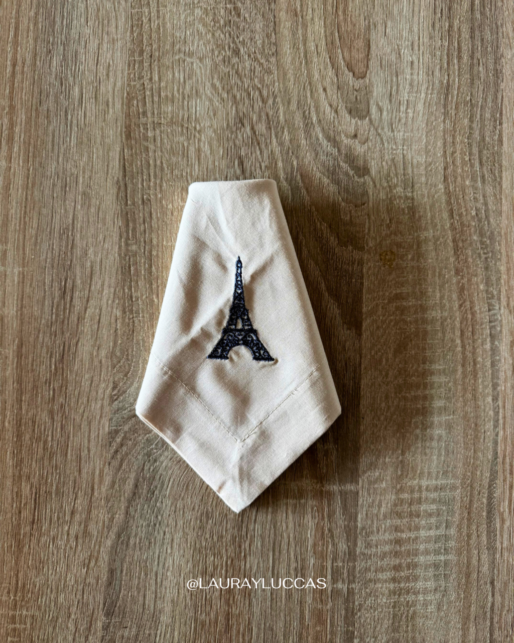 Servilleta de Tela 100% algodón bordada Torre Eiffel - Amor en Paris