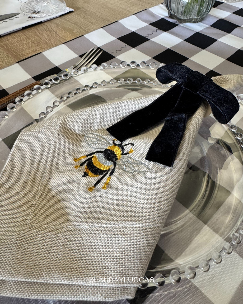 Kit de Mesa Abeja Dorada con servilletas bordadas