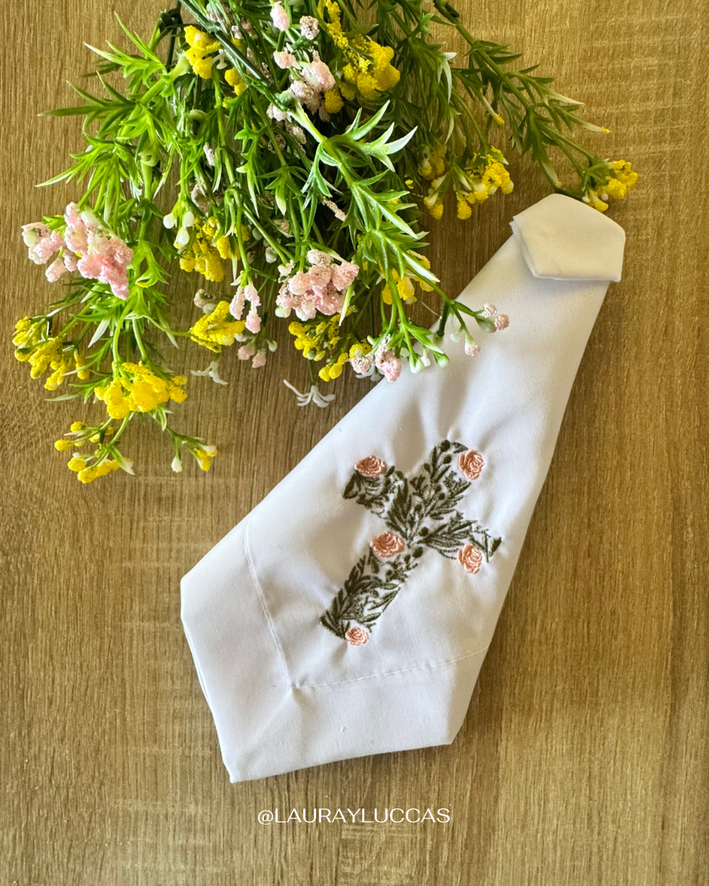 Servilletas de Tela Bordada Cruz Floral verde con palo rosa