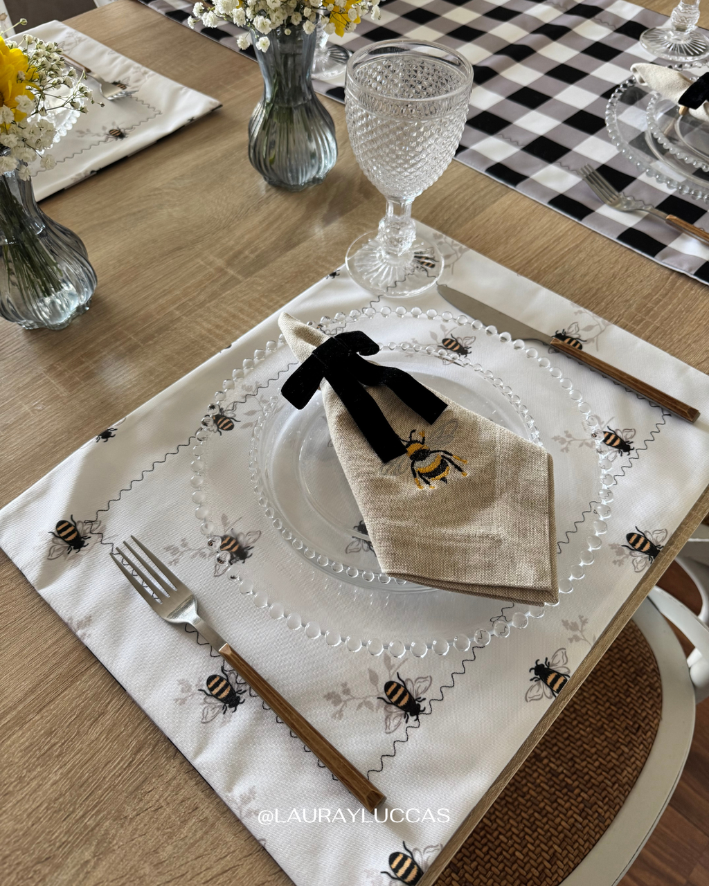 Servilleta de Tela en lino bordada Abeja Dorada