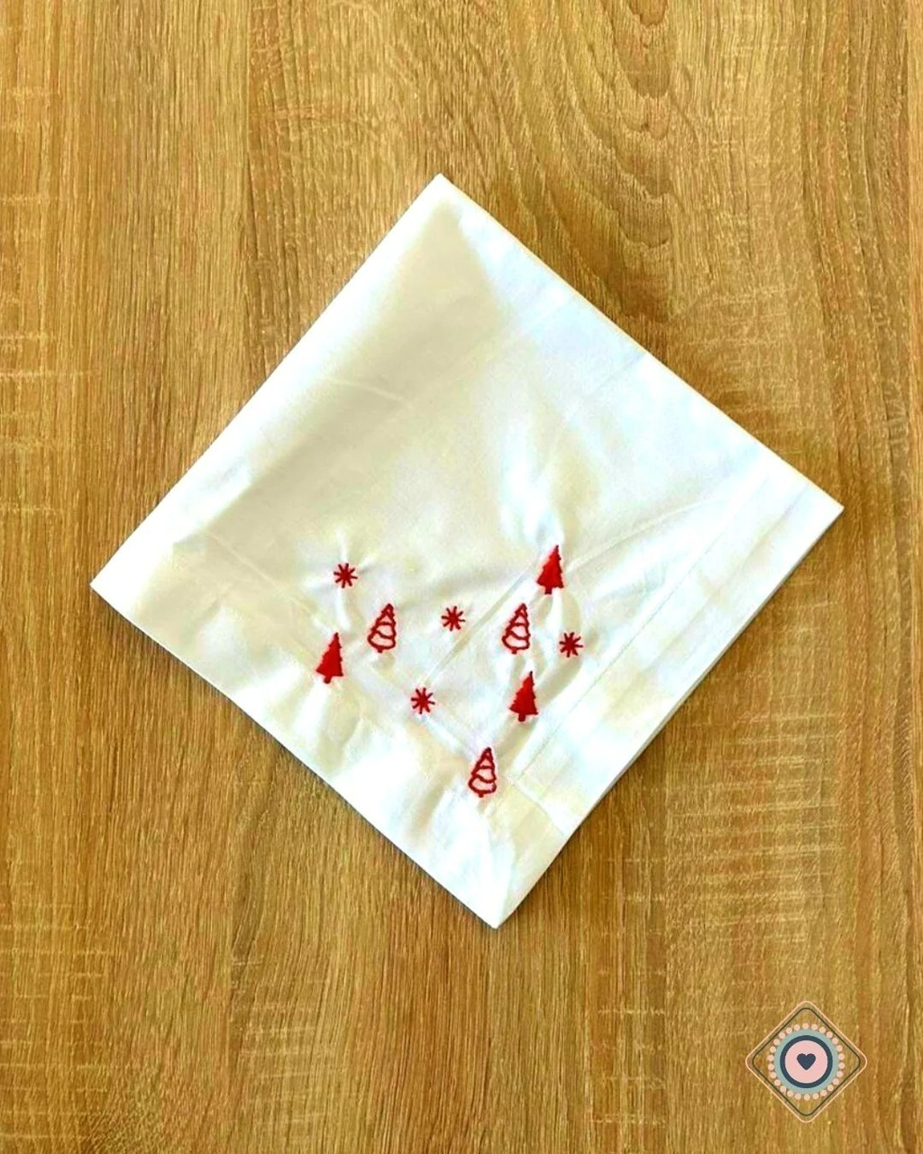 Servilleta de Tela Bordada color blanco Cascanueces rojo