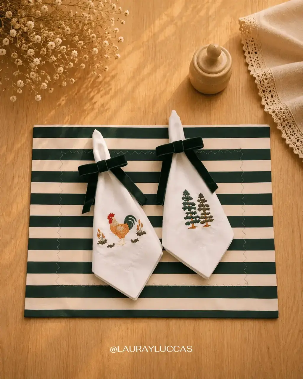 Kit de Mesa Puesta La Casona con servilletas bordadas