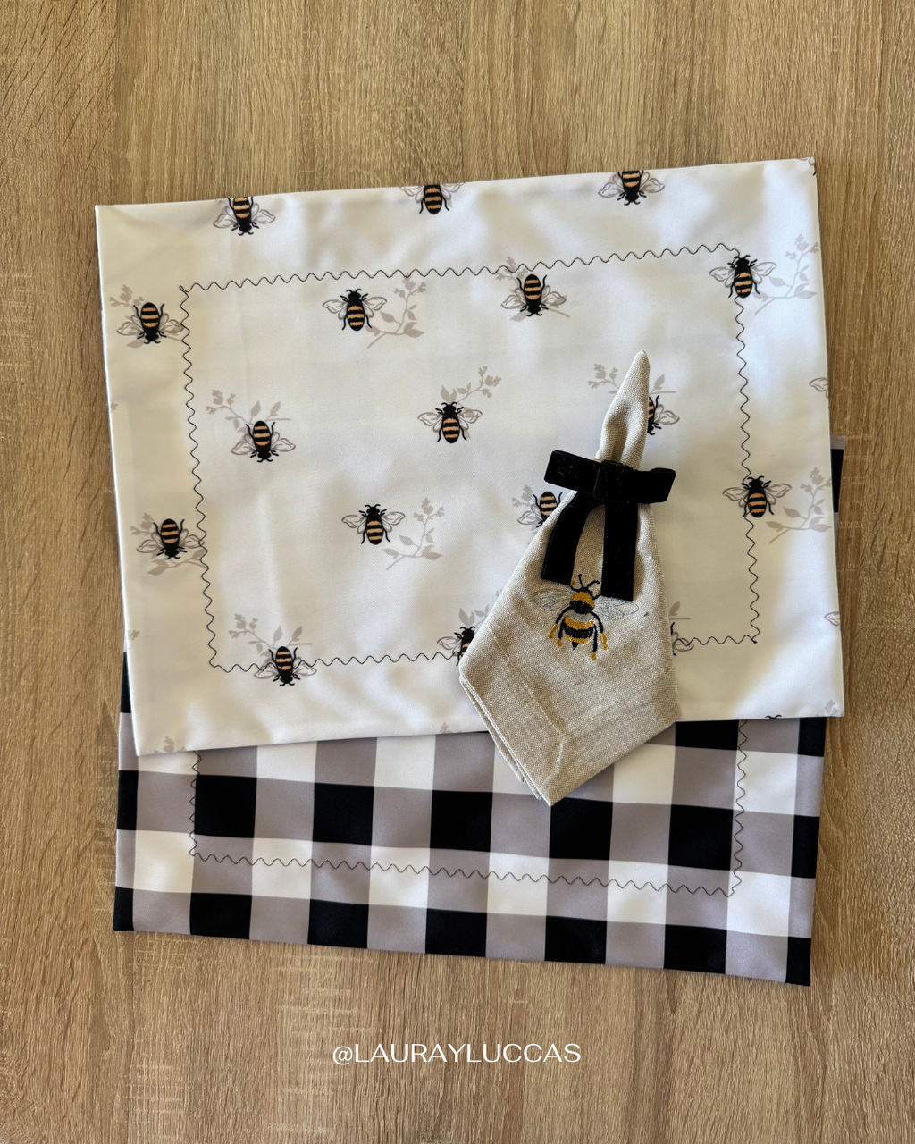 Kit de Mesa Abeja Dorada con servilletas bordadas