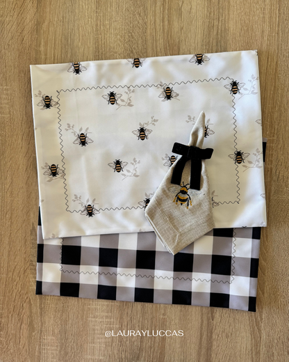 Kit de Mesa Abeja Dorada con servilletas bordadas