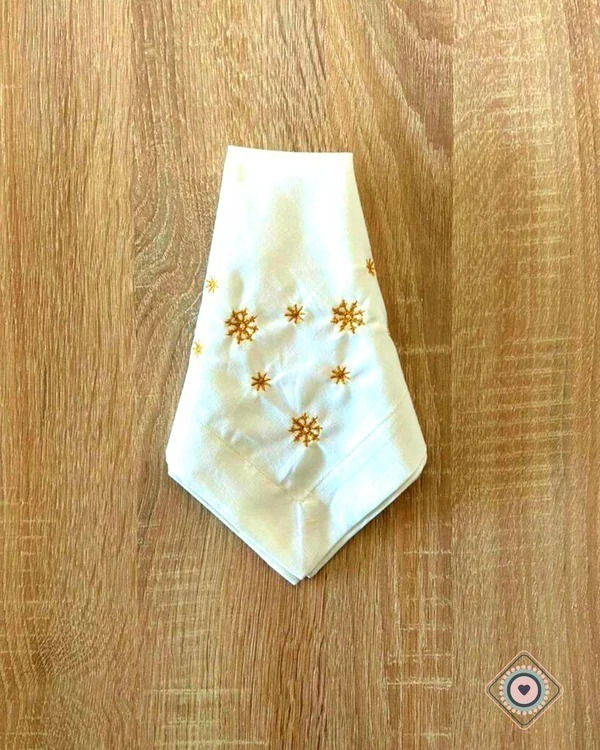Servilleta de Tela Bordada color blanco invierno Copos de nieve dorados