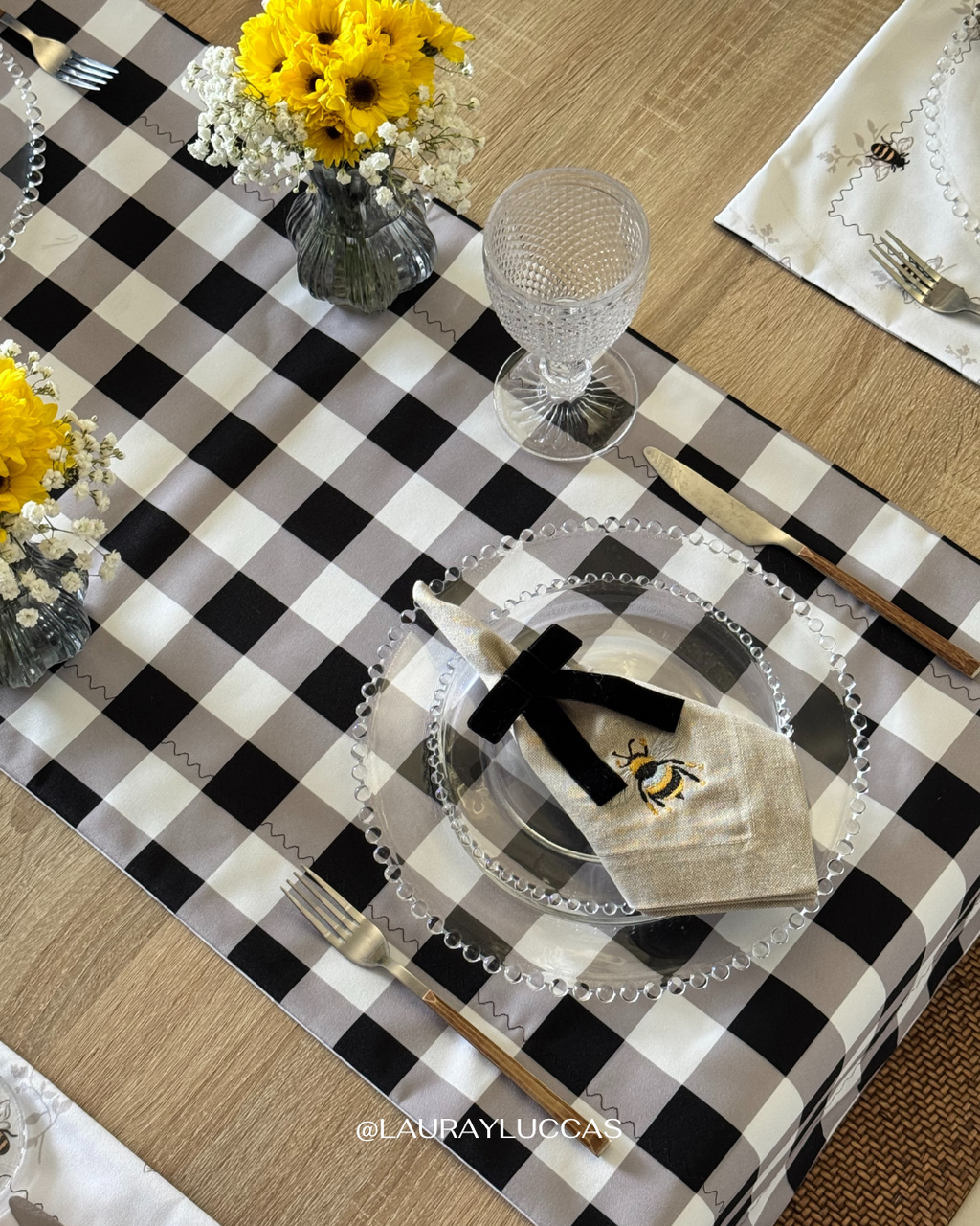 Kit de Mesa Abeja Dorada con servilletas bordadas