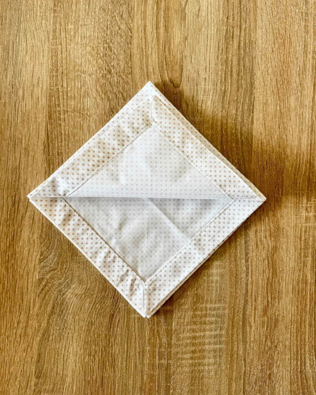 Servilleta de Tela Estampada Lunares beige (fondo blanco)