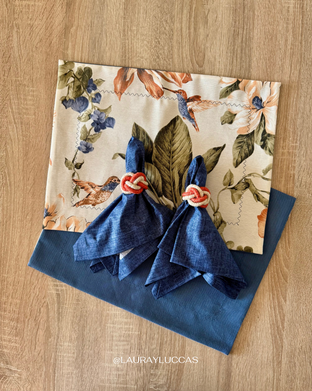 Kit de Mesa Puesta Colibrí Off White con porta servilletas trenzado rústico