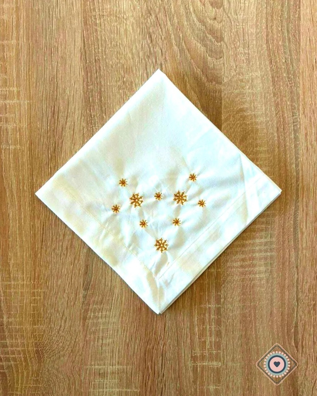 Servilleta de Tela Bordada color blanco invierno Copos de nieve dorados