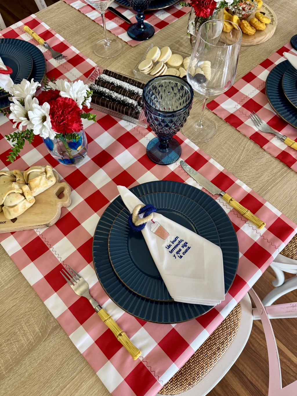 Kit de Mesa Picnic Rojo con Servilletas Chilenismos