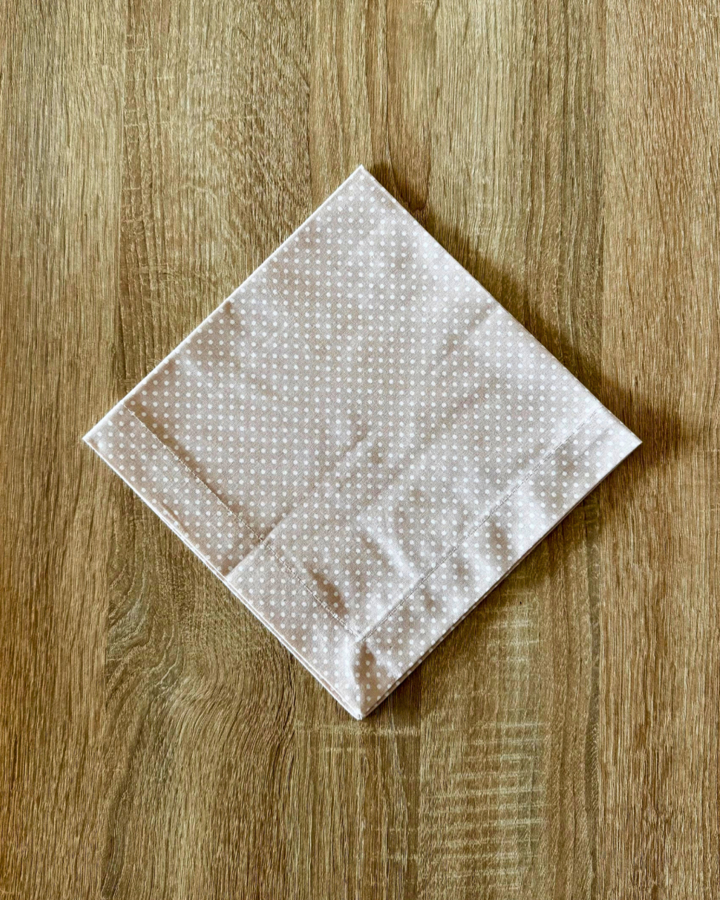 Servilleta de Tela Estampada Lunares blancos (fondo beige)