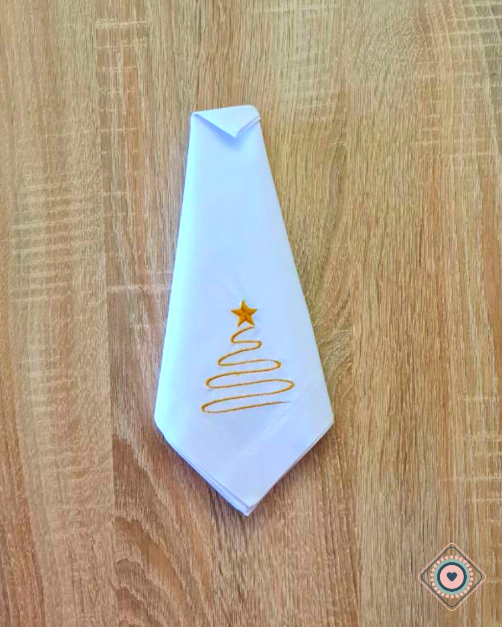 Servilleta de Tela Color blanco bordada pino navideño dorado