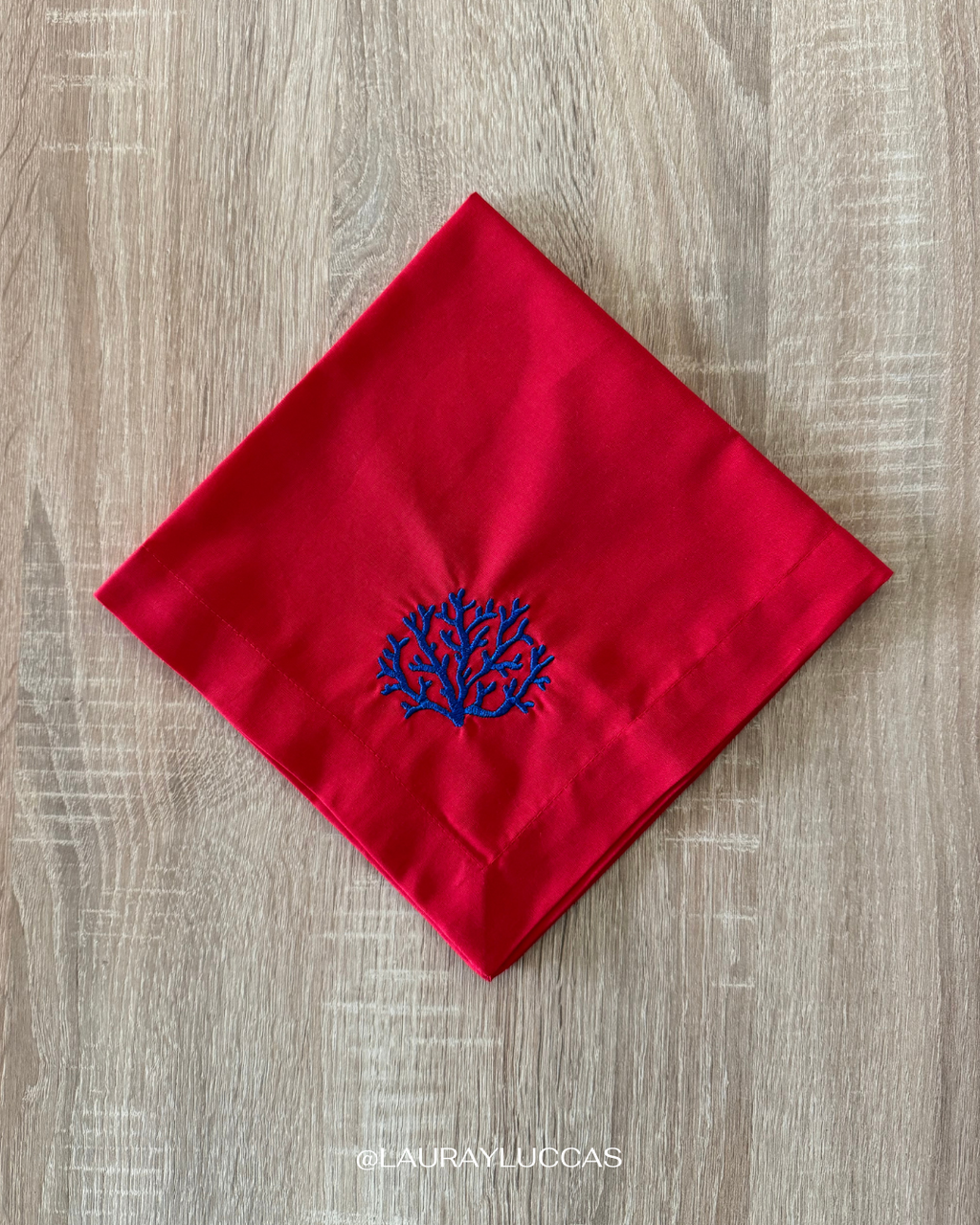 Servilleta de Tela Bordada Roja Corales