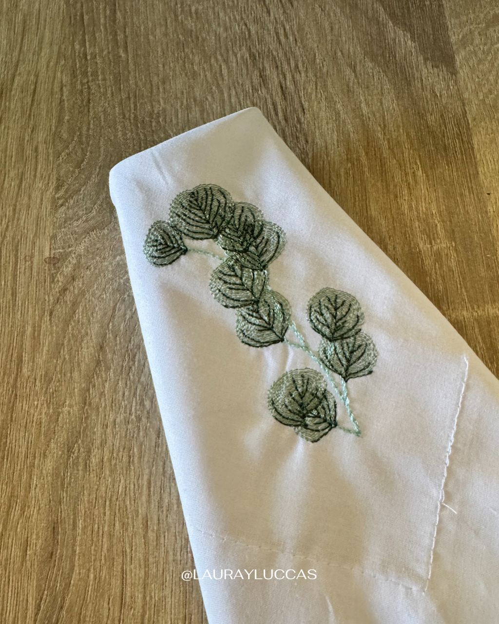 Kit de Mesa Eucalipto con servilletas bordada