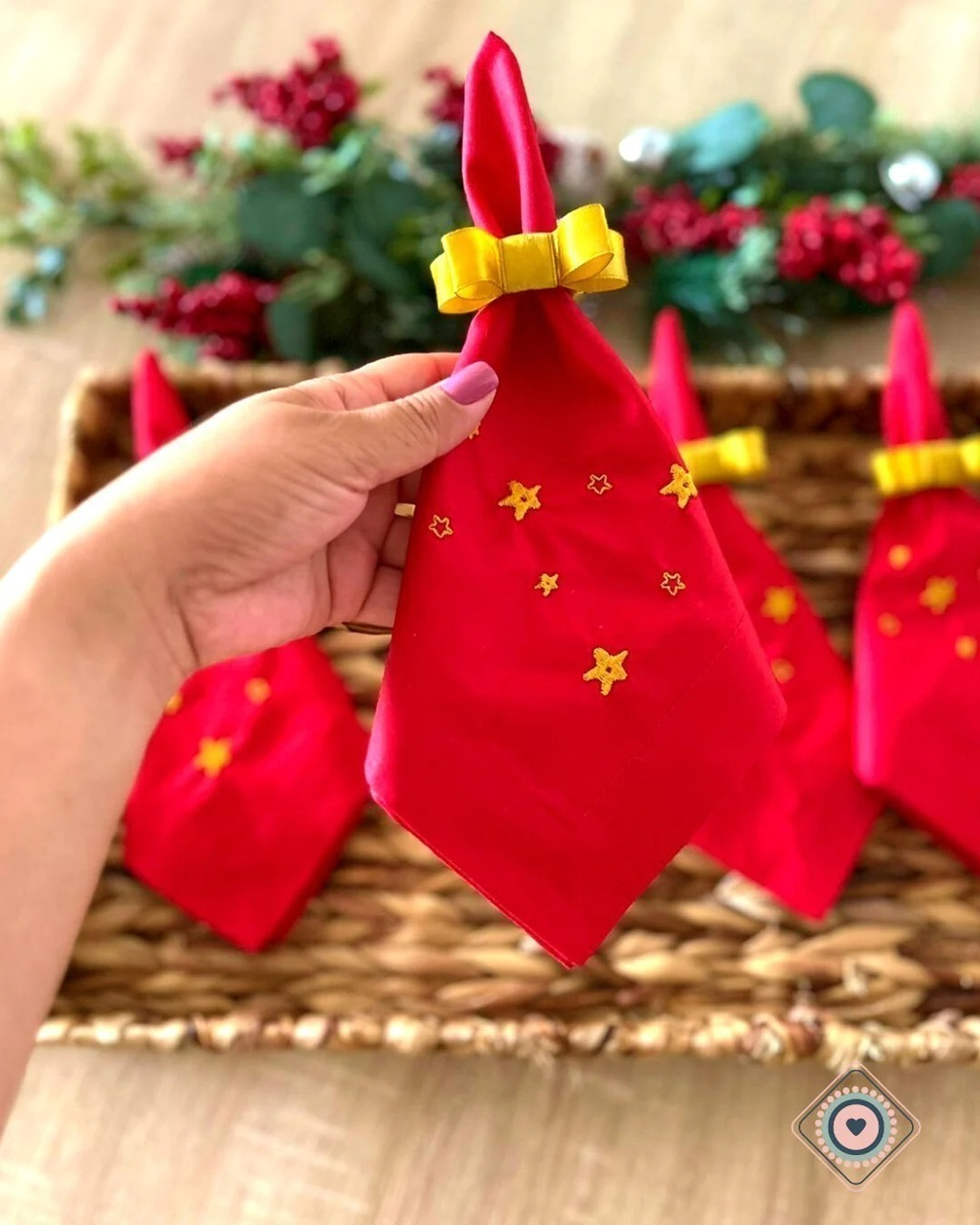 Servilleta de Tela Bordada color roja estrellas doradas