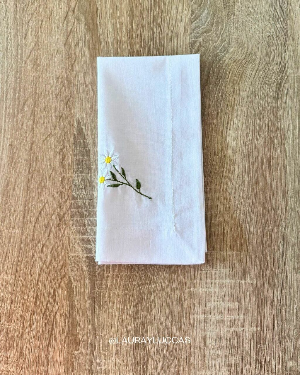 Servilleta de Tela Bordada Color Blanco Manzanilla (Ajuar Jardín)