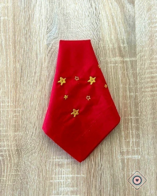 Servilleta de Tela Bordada color roja estrellas doradas