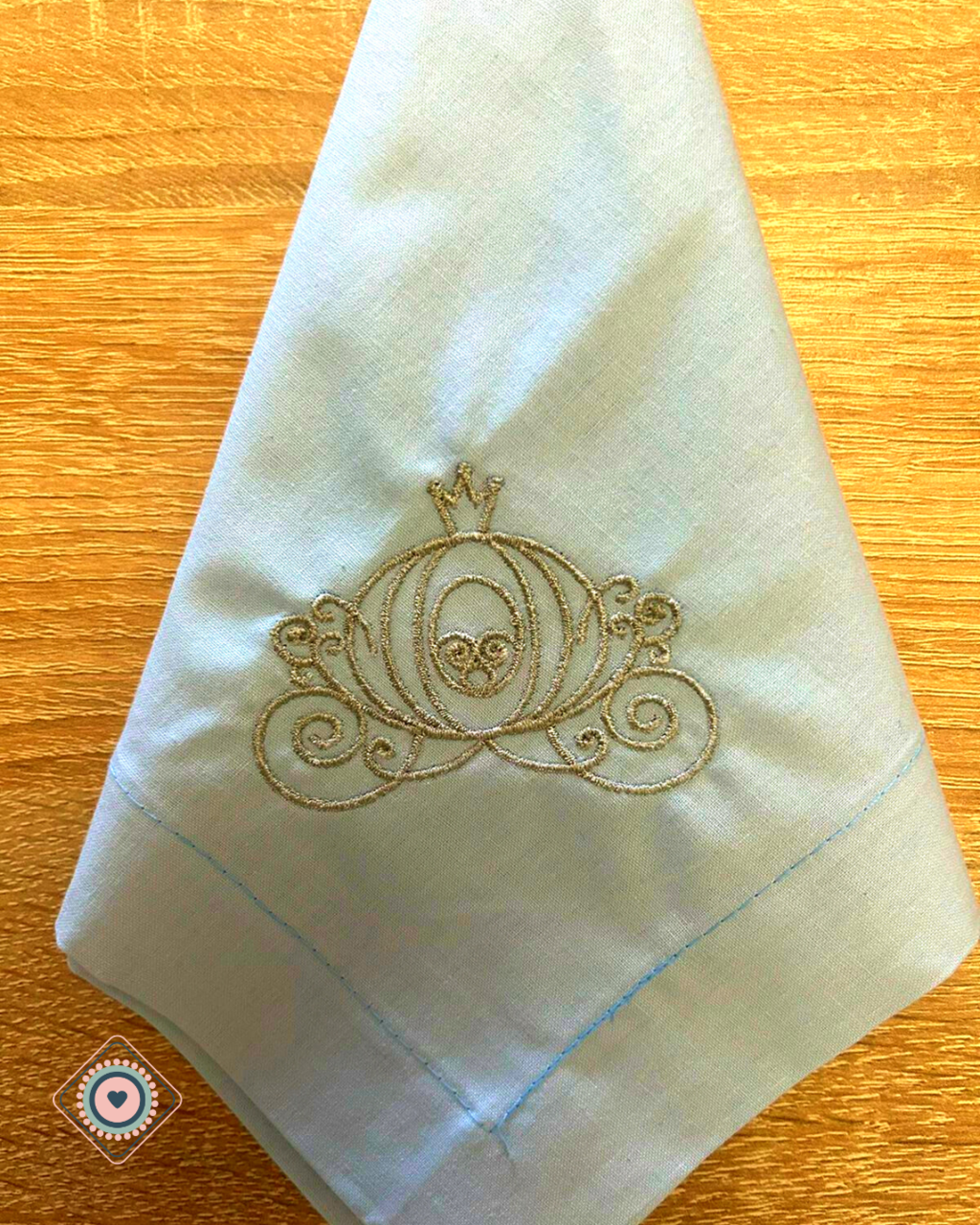 Servilleta de Tela Color Celeste bordada carruaje Cenicienta