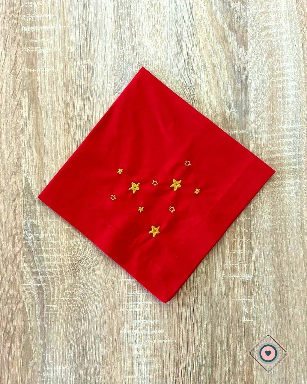 Servilleta de Tela Bordada color roja estrellas doradas