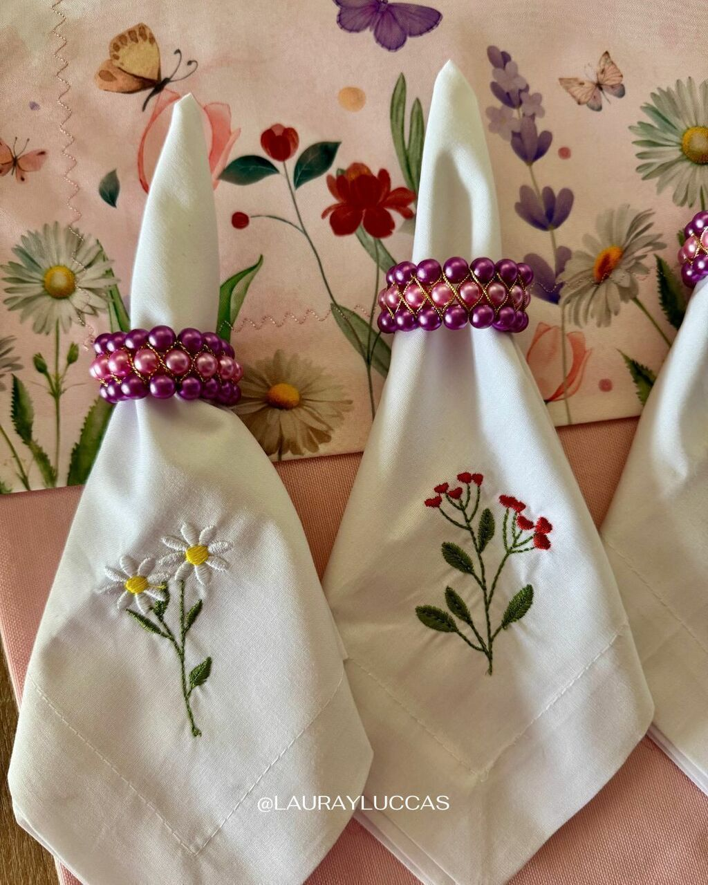 Servilleta de Tela Bordada Color Blanco Tulipanes (Ajuar Jardín)
