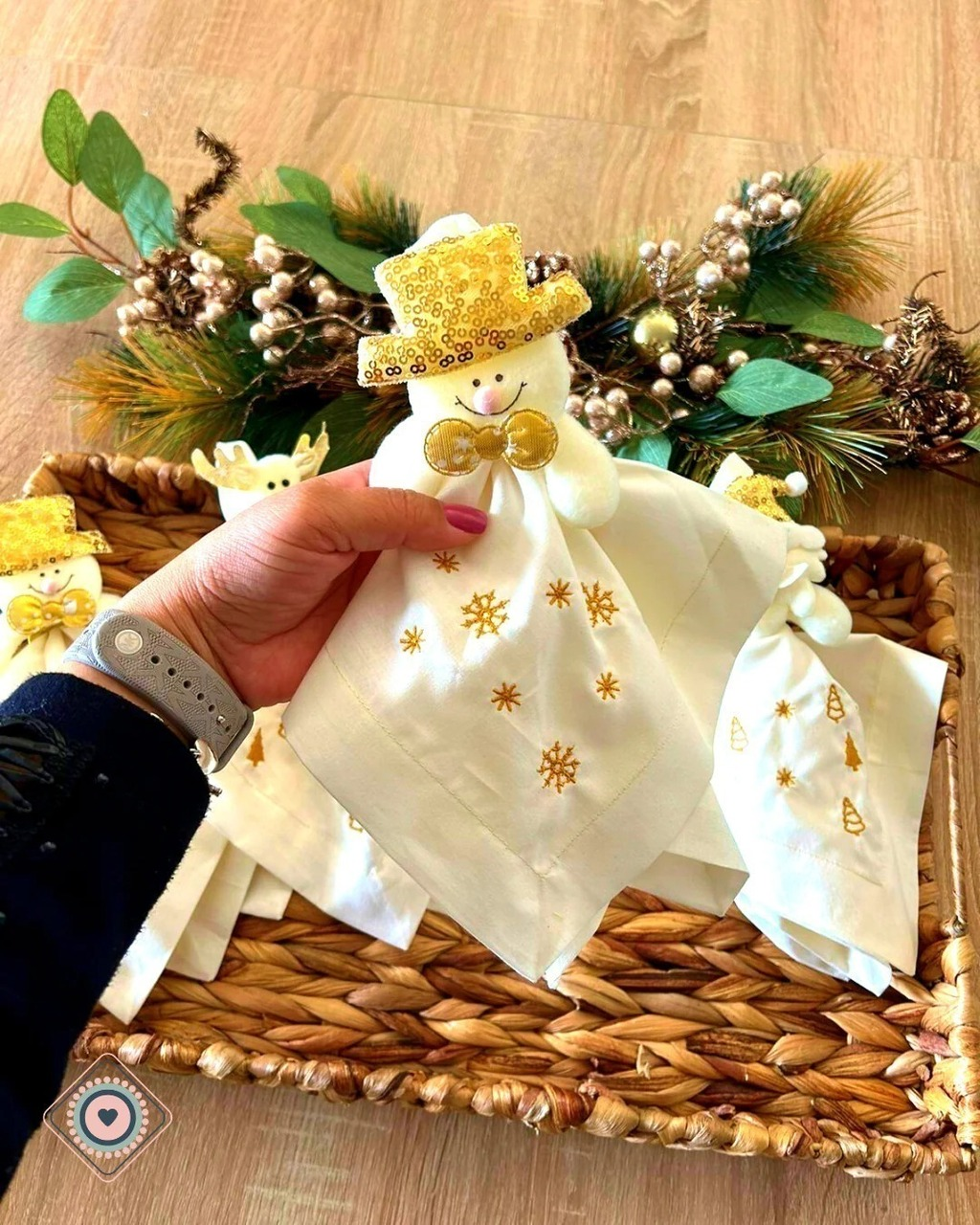 Servilleta de Tela Bordada color blanco invierno Copos de nieve dorados