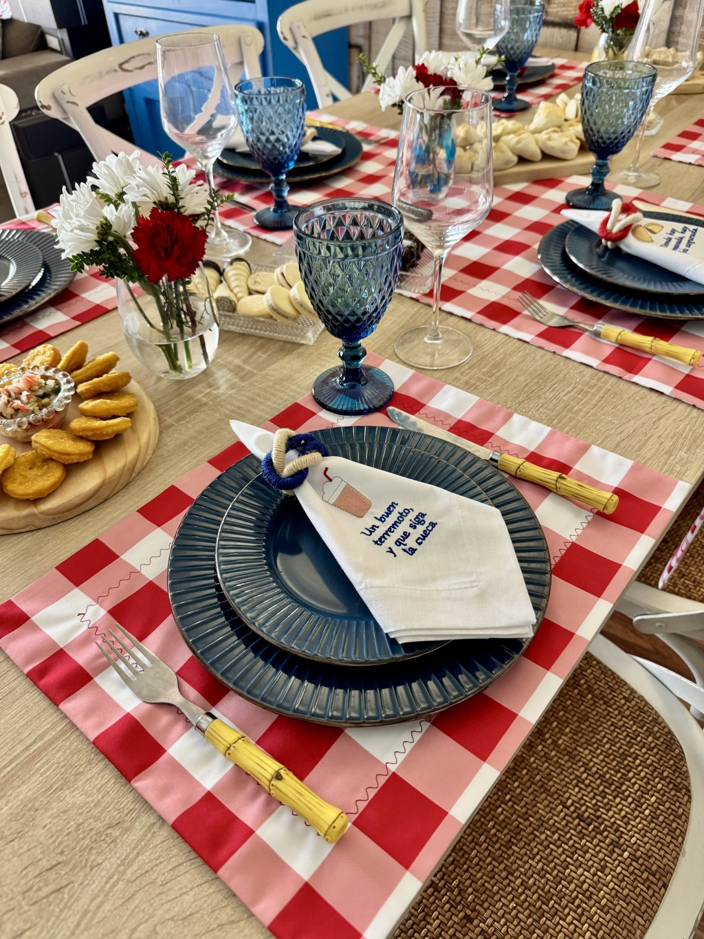 Kit de Mesa Picnic Rojo con Servilletas Chilenismos