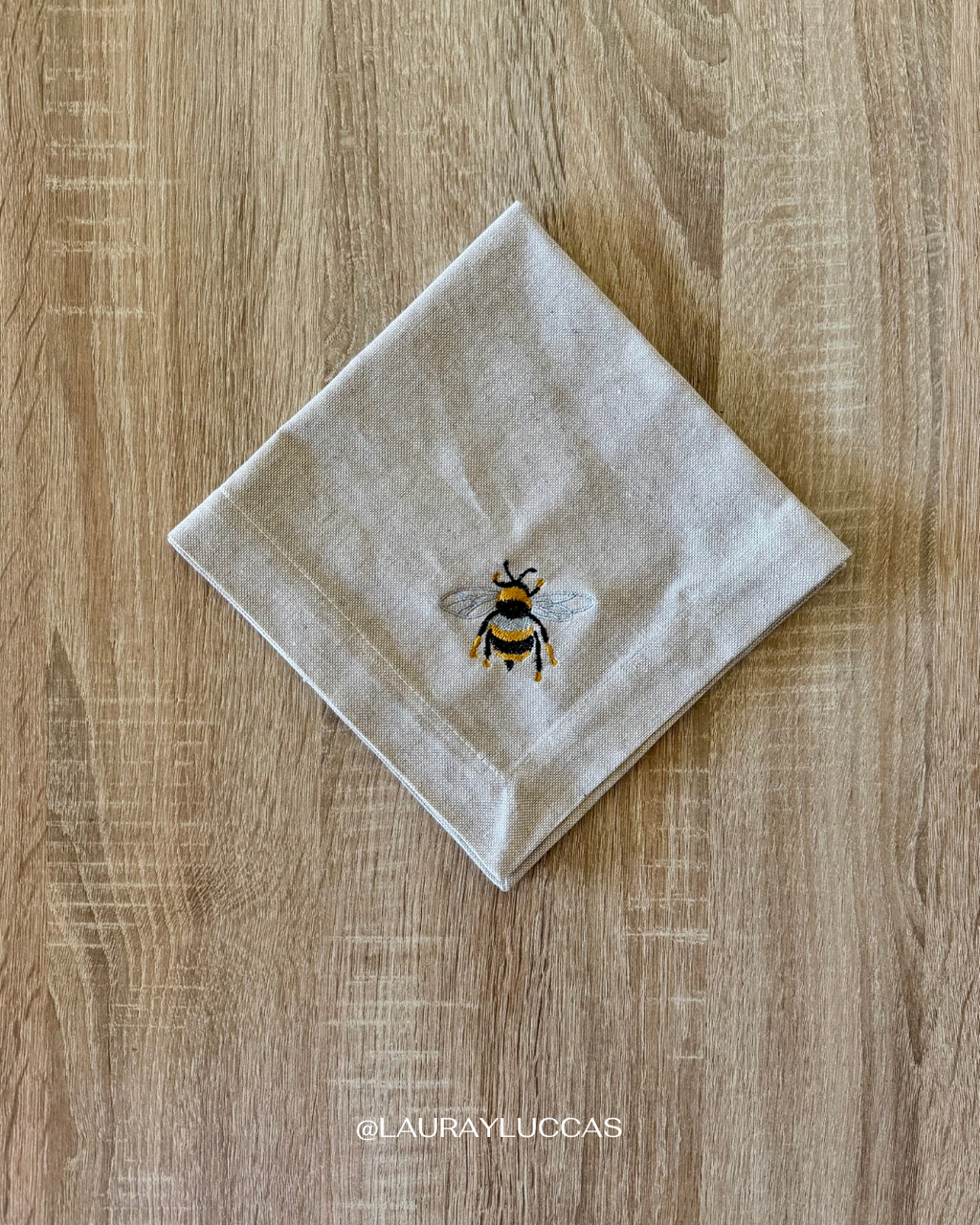Servilleta de Tela en lino bordada Abeja Dorada