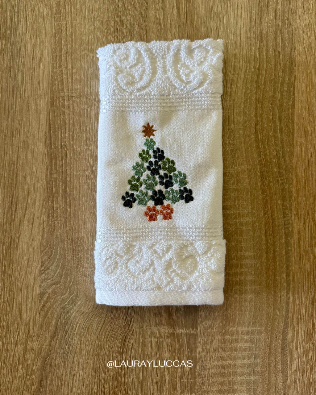 Kit Toalla de visita bordada + porta rollo blanco Pino de Patitas