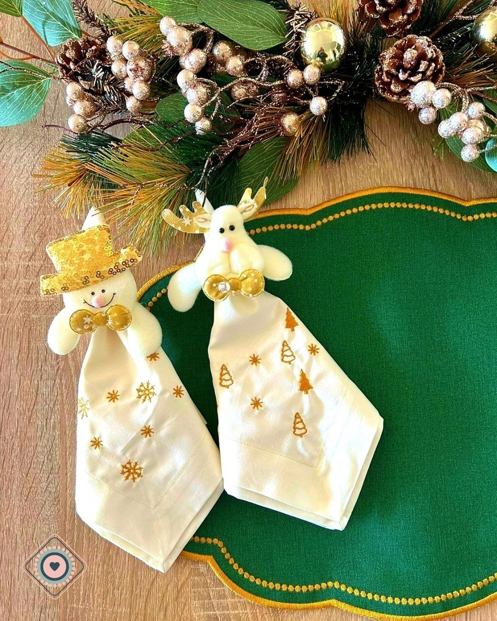 Servilleta de Tela Bordada color blanco invierno Copos de nieve dorados