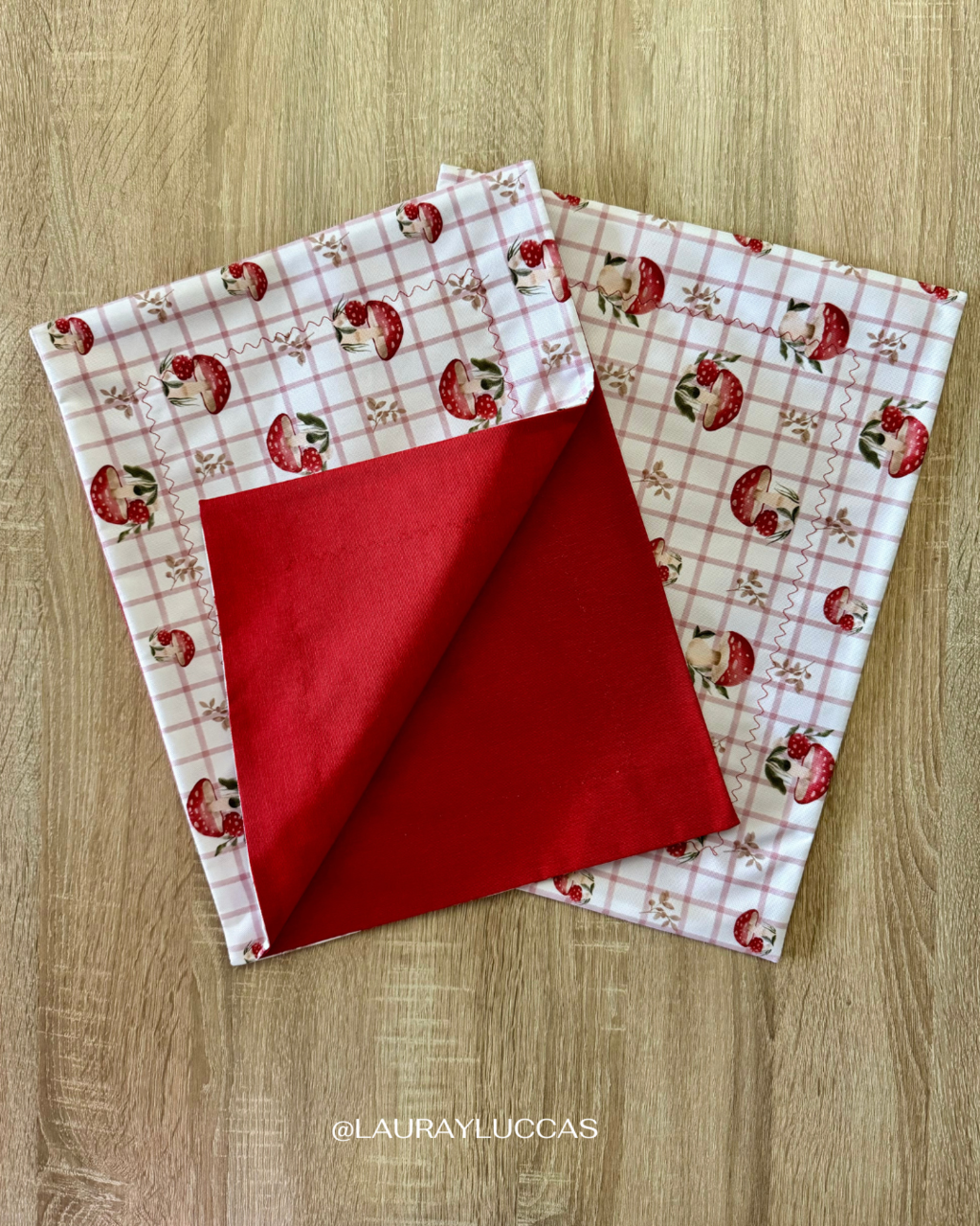 Individual de tela doble faz impermeable Bosque de Amanitas Fondo Rojo